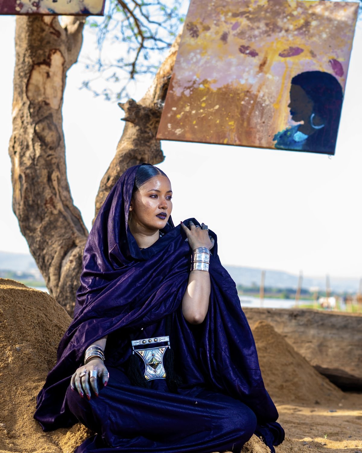 Leila Walet posant devant ses toiles